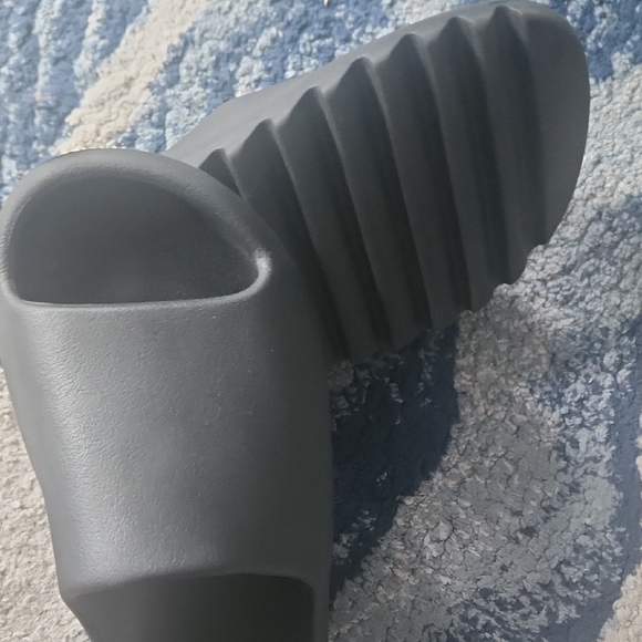 Yeezy Black Slide Sandals - Picture 3 of 4